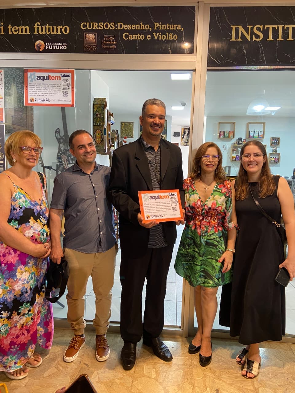 Entrega do selo de parceria #aquitemfuturo: da esquerda para a direita, equipe do Instituto Gotland, Guilherme Almeida, o Comendador Fabrício Santos, equipe do Instituto Gotland e Gabrielle Almeida, diretores da Faculdade do Futuro